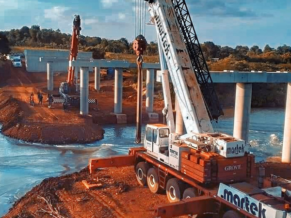 Montaron las vigas de la superestructura del puente sobre el río Monday