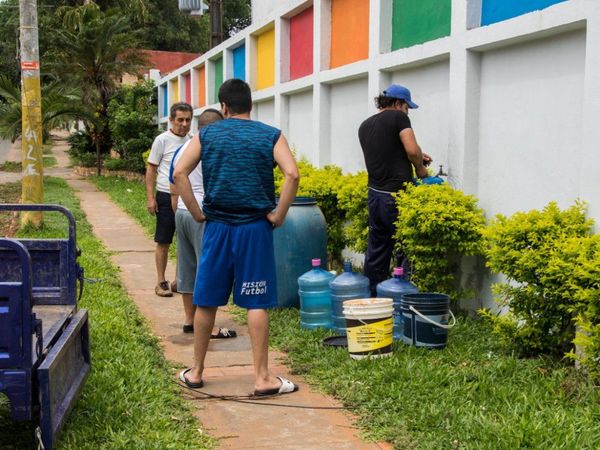 Motel de Lambaré da agua a los vecinos en cada corte