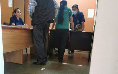 Funcionarios de la Municipalidad de CDE atienden sin tapabocas a contribuyentes