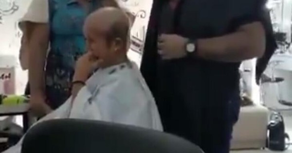 La Nación / Gesto de empatía: peluquero se rapó la cabeza por su clienta con cáncer de mama