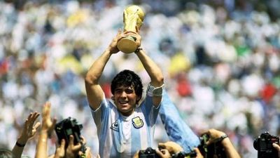 El mundo del fútbol celebra los 60 años de una leyenda: Diego Maradona