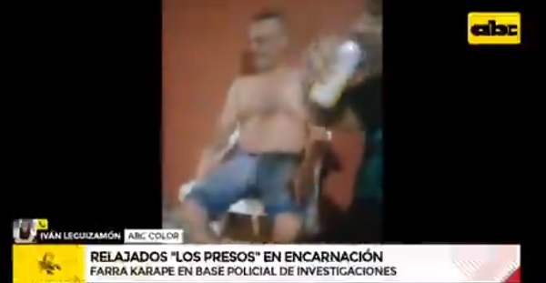 Custodio "farrea" con detenidos en sede de Investigaciones de Encarnación