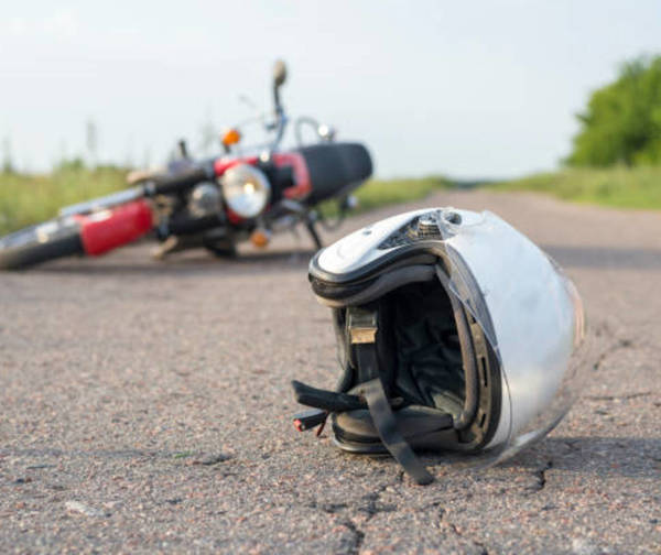 Motochorros balean a joven trabajador para robarle la moto