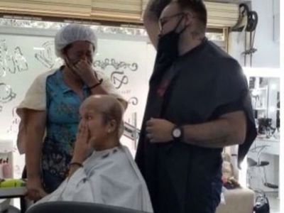 Peluquero se rapó la cabeza para alentar a clienta con cáncer