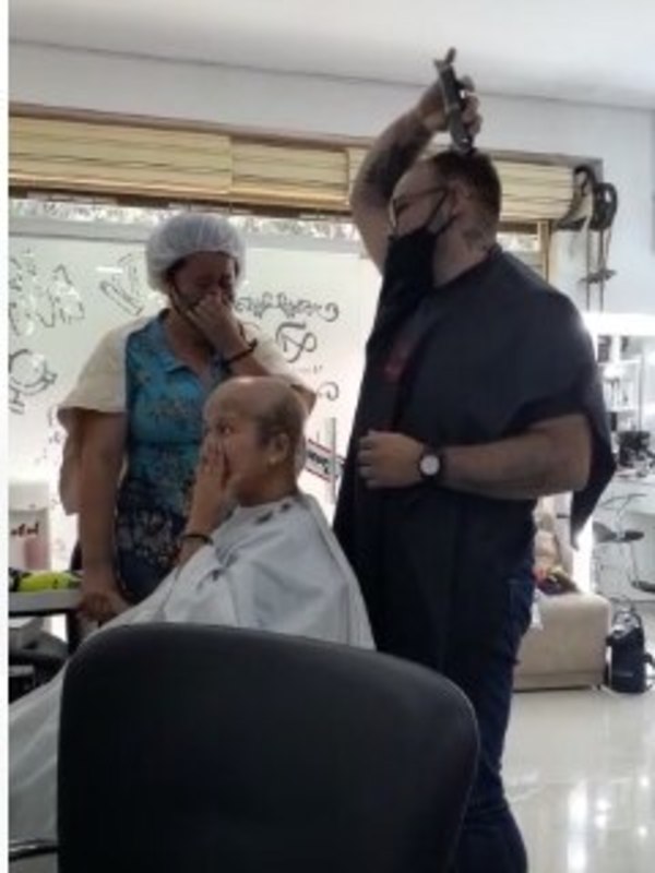 Peluquero solidario emociona en las redes sociales - Nacionales - ABC Color