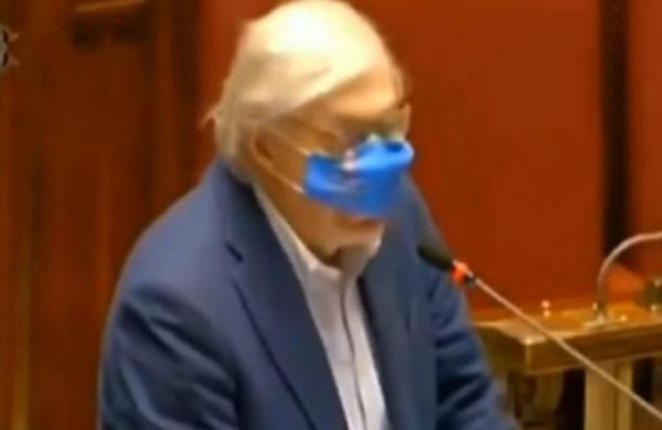 Diputado es expulsado del parlamento italiano y sacado 'en andas' por negarse a usar bien la mascarilla - SNT