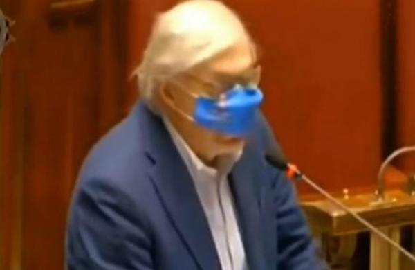 Diputado es expulsado del parlamento italiano y sacado 'en andas' por negarse a usar bien la mascarilla - C9N