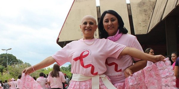 Increíble gesto: Peluquero se pela para apoyar a una paciente con cáncer