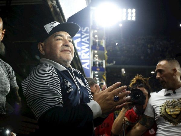 Un paraguayo entre las más de 150 figuras que felicitaron a Maradona
