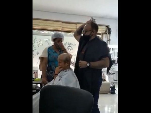 "Amor y empatía", peluquero se pela en solidaridad con su clienta que lucha contra el cáncer