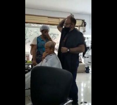 Amor y empatía, peluquero se pela en solidaridad con su clienta que lucha contra el cáncer