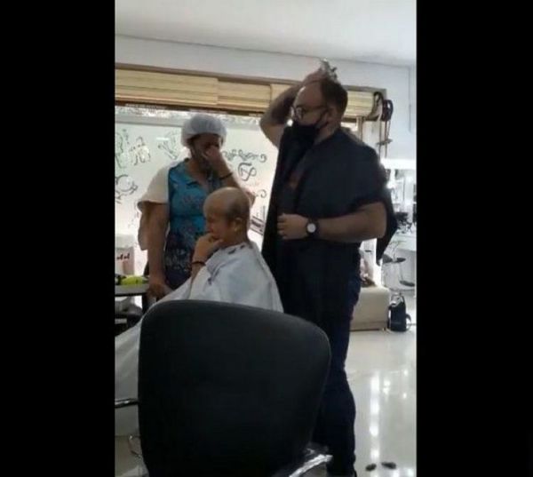 Amor y empatía, peluquero se pela en solidaridad con su clienta que lucha contra el cáncer