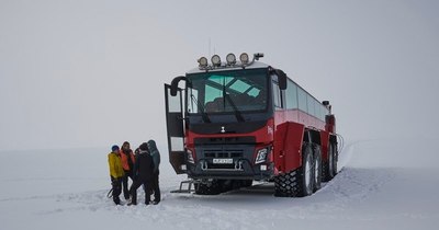 La Nación / Bus turístico gigante recorre un glaciar amenazado de Islandia