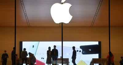 La Nación / Ventas de iPhone bajan y Apple cae en Wall Street