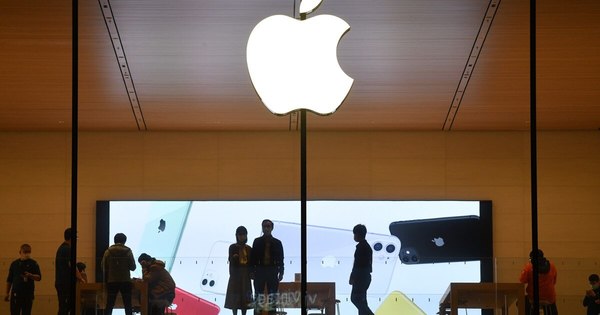La Nación / Ventas de iPhone bajan y Apple cae en Wall Street