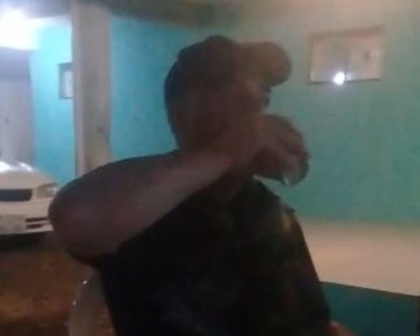 (Video). Filman a policía del GEO farreando con detenidos en el Departamento de Investigaciones