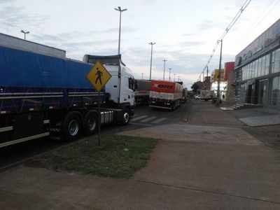 Camioneros copan avenida encarnacena, en respuesta a bloqueo de paseros - Nacionales - ABC Color