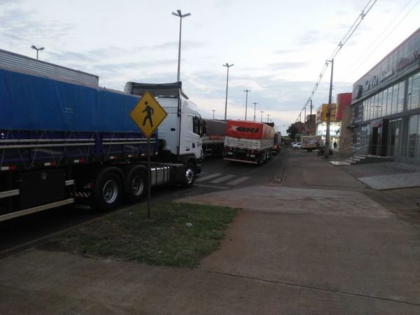 Camioneros copan avenida encarnacena, en respuesta a bloqueo de paseros - Nacionales - ABC Color