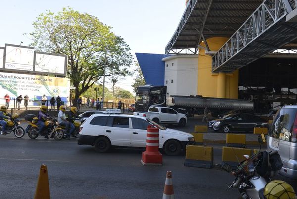 Comerciantes piden que camiones solo circulen de noche en el puente de la Amistad  - ABC en el Este - ABC Color