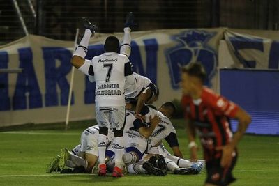 Gimnasia golea en el cumpleaños de Maradona - Fútbol - ABC Color