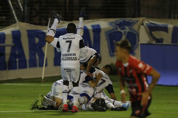 Gimnasia golea en el cumpleaños de Maradona - Fútbol - ABC Color