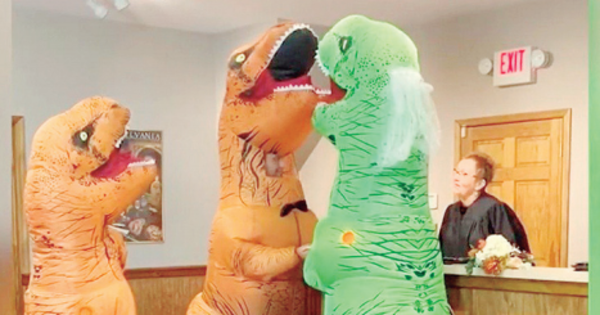 Crónica / Pareja divertida se casa disfrazada de dinosaurios