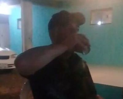 Filman a policía del GEO farreando con detenidos en el Departamento de Investigaciones