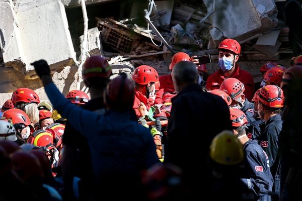 Cien personas rescatadas de edificios derruidos por terremoto en Turquía - Mundo - ABC Color