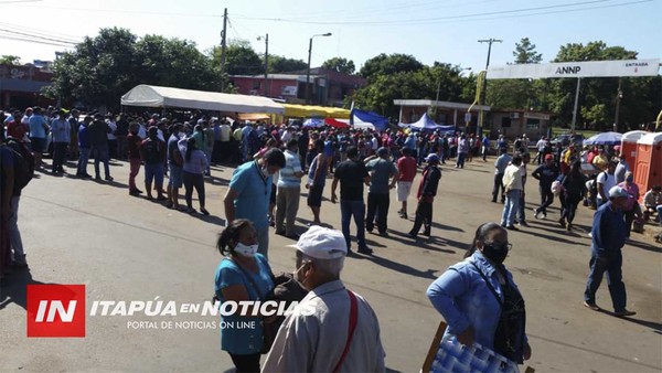 MANIFESTANTES DESBLOQUEAN POR UNA HORA ACCESO A PUERTOS PARA EL PASO DE CAMIONES