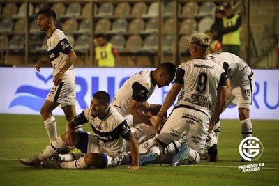 Víctor Ayala, gran figura con asistencia incluida en la goleada de Gimnasia