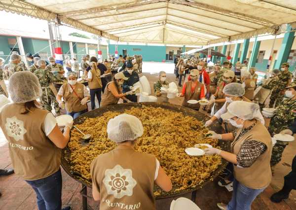 Nueva jornada de Paraguay Solidario repartió 3.000 platos de almuerzo en asentamientos de Limpio | .::Agencia IP::.