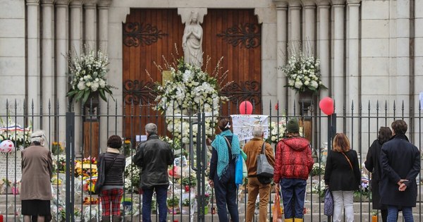 La Nación / Católicos franceses celebran el día de Todos los Santos conmocionados tras atentado de Niza