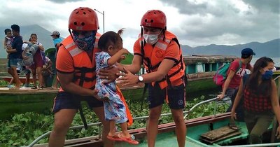 La Nación / Filipinas evacua a casi un millón de personas ante tifón Goni
