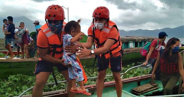 La Nación / Filipinas evacua a casi un millón de personas ante tifón Goni