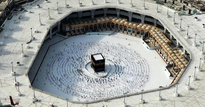 La Nación / Un saudita embiste con su coche la gran mezquita de La Meca