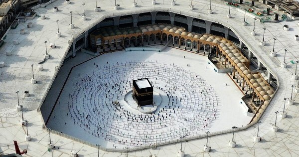 La Nación / Un saudita embiste con su coche la gran mezquita de La Meca