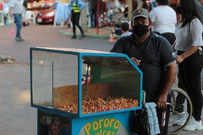 Crónica / VENDEDOR DE PORORO: “No pierdo las esperanzas, de esta vamos a salir”