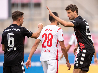 Bayern y Dortmund triunfan como visitantes