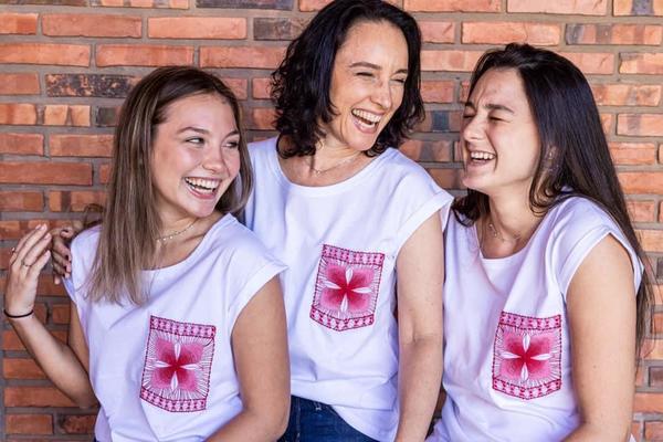 Empresa paraguaya lanza remeras especiales contra el cáncer de mamas con apoyo de reclusas