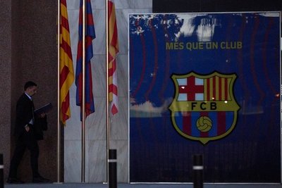 Barcelona analiza recorte del 30% de los salarios para evitar el hundimiento financiero