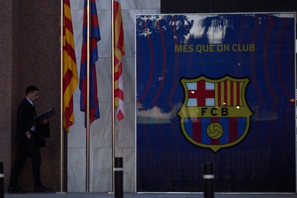 Barcelona analiza recorte del 30% de los salarios para evitar el hundimiento financiero