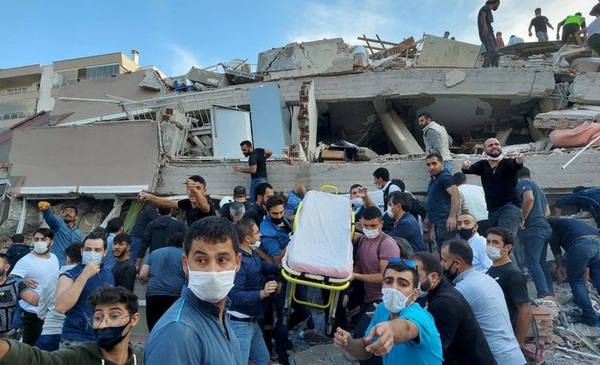 Ascienden a 37 los muertos en Turquía por el terremoto en el mar Egeo