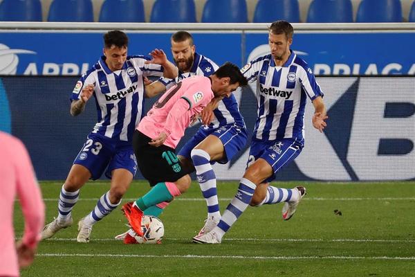 Barcelona rescata un punto de su visita al Alavés
