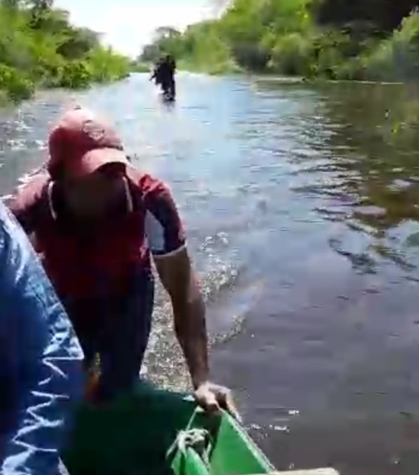 Camino a Itacua se halla inundado