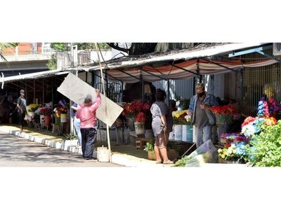 Camposantos  abren oficialmente  hoy y mañana