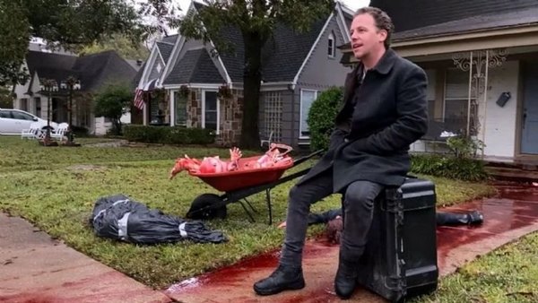 Crónica / Decoró su casa de terror y casi lo metieron preso