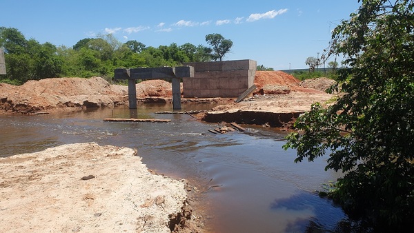 Construcciones de puentes se hallan abandonadas