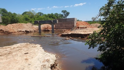 Construcciones de puentes se hallan abandonadas