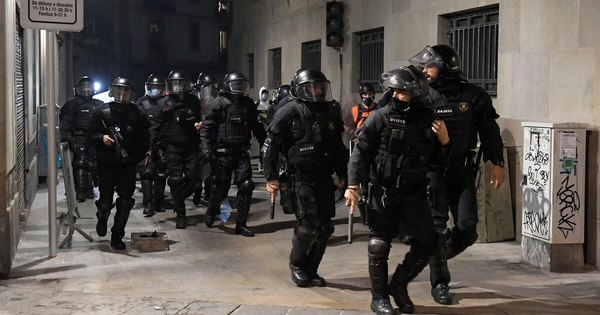 La Nación / Segunda noche de disturbios en España por restricciones contra el COVID-19