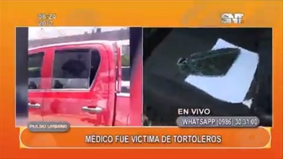 Tortoleros atacan camioneta del director de la XVII Región Sanitaria
